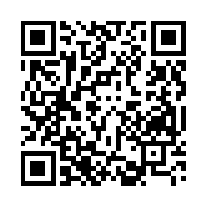 都是穿着一件黑色的类似军队之中的防护服二维码生成