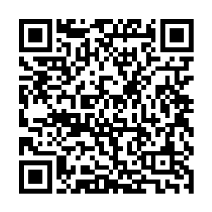 都是那个女人和那个红眼睛的男人拥抱在一起的画面二维码生成