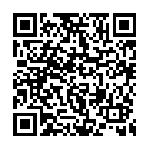 酒吧门口的几名男子分别将烟蒂扔在地板上掐灭二维码生成