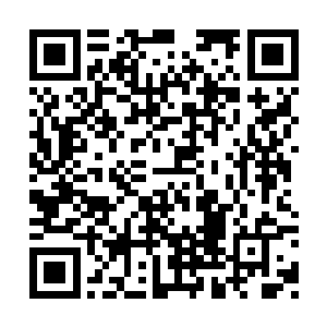 酒瓶里面你的酒水顿时从男子的脑袋上洒落而下二维码生成