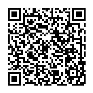 采用的就是一种非常逞强斗狠的办法双方的各自把自己的一只手和对方拷在一起二维码生成