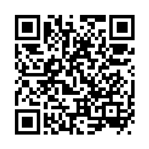 里面放着一块巴掌大小的棱形水晶二维码生成