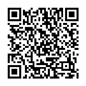 里面的人一眼看到几个穿着奇异服装的三个男子二维码生成