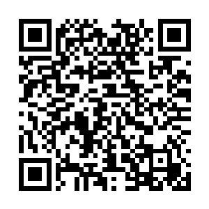 里面的人似乎因为光线过强的缘故伸手挡住了眼睛二维码生成