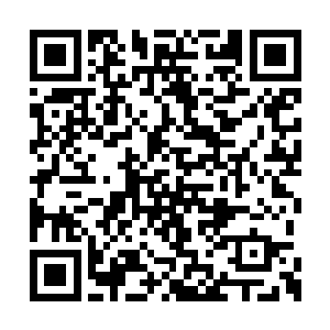 重新戴上口罩和帽子的朱亮走到外科门诊室门口二维码生成