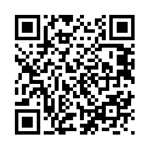 金发美人爱丽丝一手玩弄着自已的一缕金发二维码生成