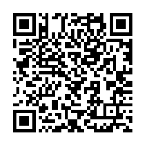 金属长靴的鞋底在炙热的地面来回走动踩出了咔咔声二维码生成