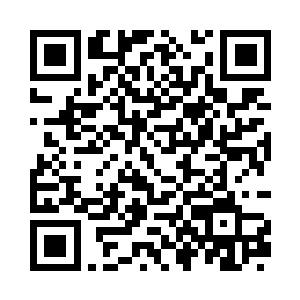 金晓晓痞子一般坐到了周曼云的桌子上看着她二维码生成
