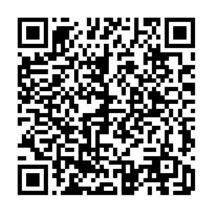 金雨薇从办公室里一间专门用毛玻璃单独隔开的一个小办公室里走了出来二维码生成