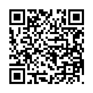 钞票旁边是用橡皮筋捆扎起来的身份证二维码生成