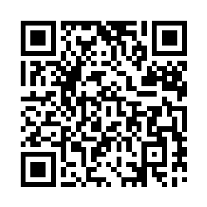 钟池春的同僚和夫人站在自家院子门迎客二维码生成