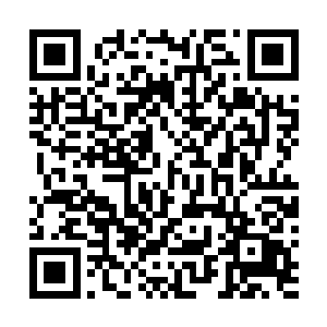 银色的水晶高跟鞋叩在厚实的地毯上没有发出一点儿声音二维码生成