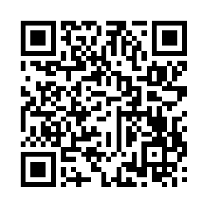 银行经理也抱着一堆现金袋和塑料锁扣回来了二维码生成