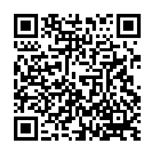 镜头又出现了米勒上尉颤抖的手以及他上半身的中景镜头二维码生成