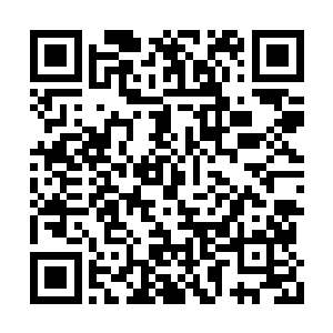 镜子之中出现的场景却不是我们现在所处的场景二维码生成