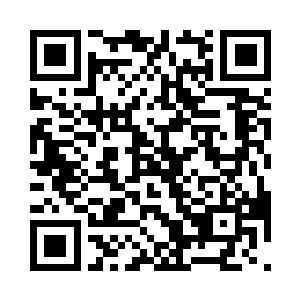 长发上的右侧用珠饰捆成一条条小辫子二维码生成