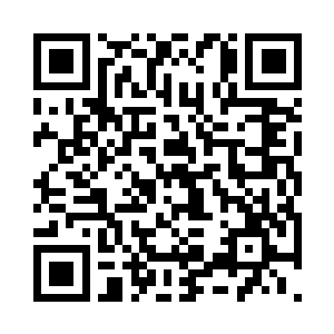 长街上一名原本在摆摊的小贩掀翻了摊子二维码生成