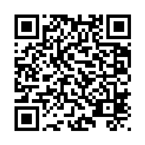 门正上方有一块黑底黄字的大招牌二维码生成