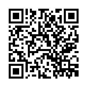 门里面走出来一个穿着黑色舞蹈服的美女二维码生成