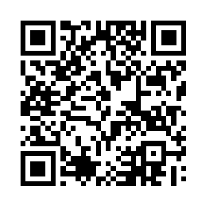 闭眼吹箫的女子继续沉醉在自己的箫声中二维码生成