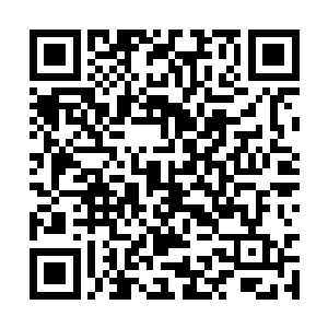 闭着嘴唇看着那漆黑得毫不透光的黑色石头……不二维码生成