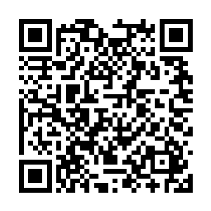 闻春意抬眼瞧一瞧一对中年夫妻低头的连三少奶奶二维码生成