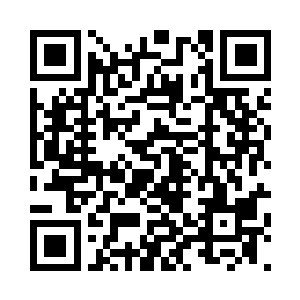 阳光透过树叶的缝隙洒在他精致如天工的脸上二维码生成