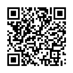 阿克曼和另两个男人一起走进了警局二维码生成