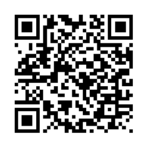 阿尔伯特和艾琳一左一右在他身前二维码生成