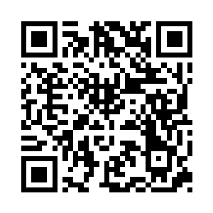 阿尔米达搞怪地戴着听诊器去听他的心跳二维码生成