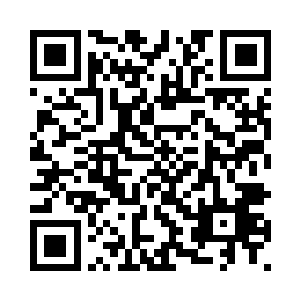 阿沙指着鼻尖一副快要笑喷的表情二维码生成