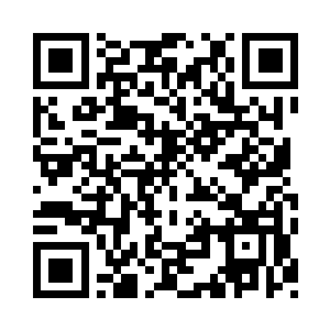 阿青已经习惯了两人共同分享枕头和床铺二维码生成