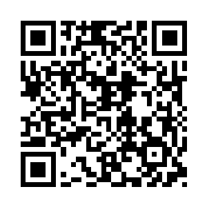 陆敏之坐在藤椅上侧着身子和刘芳华交谈二维码生成