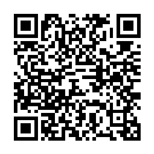 陆轻盈和葛秋烟也停下手里的筷子一起看着腊肉不说话二维码生成