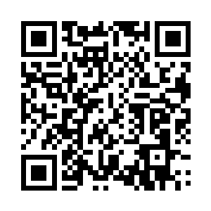 陆非凡穿着一件黑色的衬衫站在客厅里二维码生成