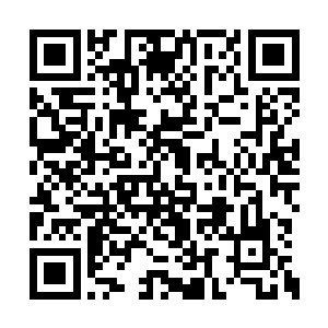 陈云看着前方冒着敌军的箭雨去搭好桥板的士兵二维码生成