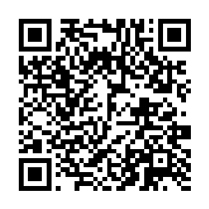 陈小练从储物腕表里拿出了一瓶矿泉水拧开递了过去二维码生成