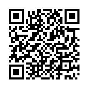 陈小练和乔乔两人手拉手走出了陈小练的房间二维码生成