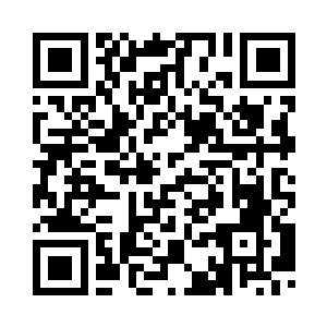 陈小练站在山坡上仔细的看着周围二维码生成