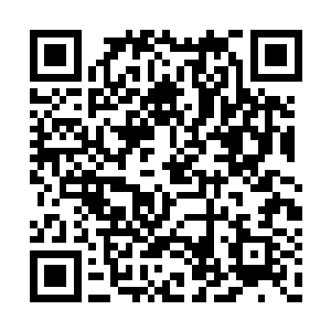 陈小练缓缓的走到了一个几乎废弃掉的市民广场二维码生成