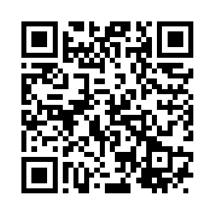 陈思璇对着玻璃门上自己的影子微笑二维码生成