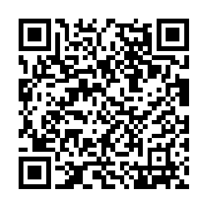 陈雷把自己盘子里最后一块十成熟的肚牛排吃下去二维码生成