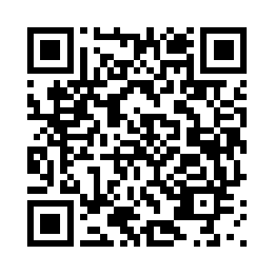 院子里有几个人正在给一匹马钉掌二维码生成