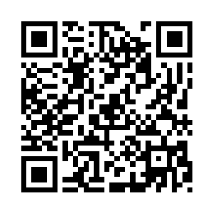 院子里的架子上摆着一盆盆清幽醉人的兰花二维码生成