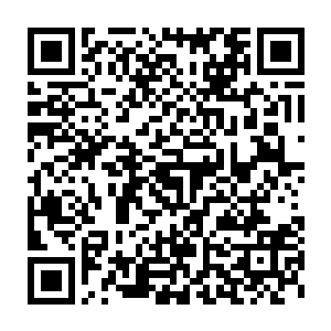 除了最中央摆放着一张几近透明的类似于横放着的柜子一样的水晶床二维码生成