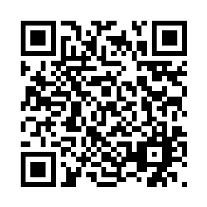 隋丽莫和隋塔丽两人靠在铺上看报纸二维码生成