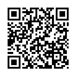 随后一排接着一排的服务生从外面走了进来二维码生成