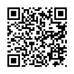 随后他的双眼扫到了旁边的一块巨石二维码生成