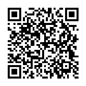 随后他看到减速的荣光用右脚外脚背把足球往右侧拨二维码生成