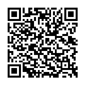 随后就见他的手在佛格西太太的身体上悬空一抹二维码生成